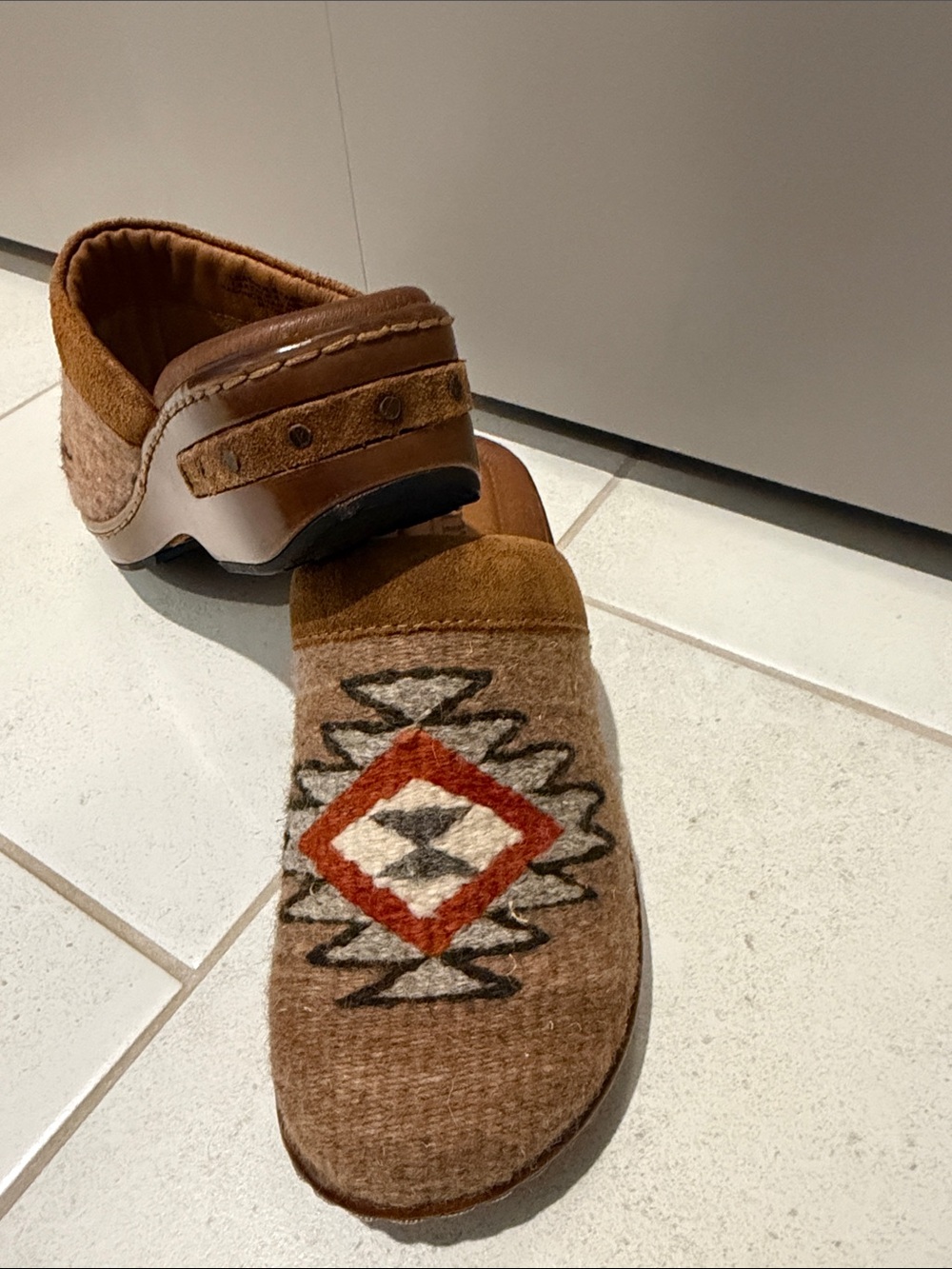 Born Clogs - Picture 2 of 3